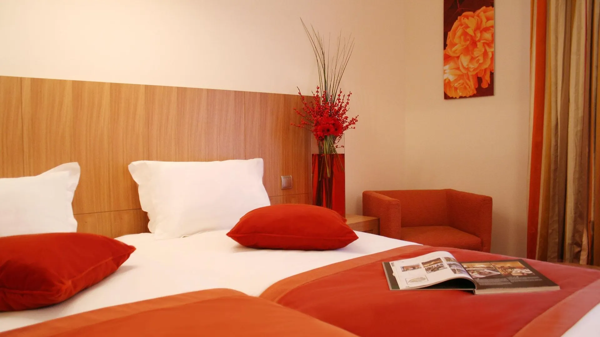 Westside Arc De Triomphe Hotel 4*