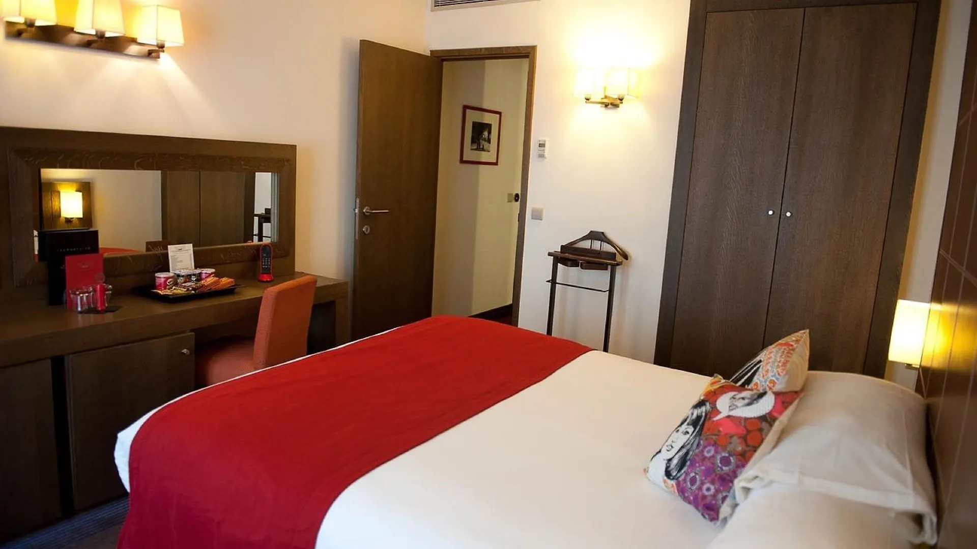 Hotel Westside Arc De Triomphe 4*