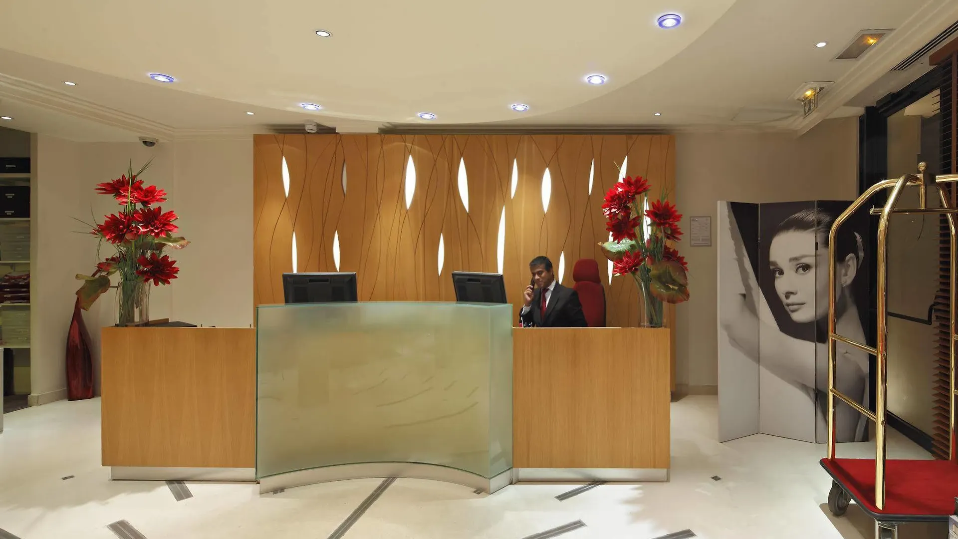 Westside Arc De Triomphe Hotel